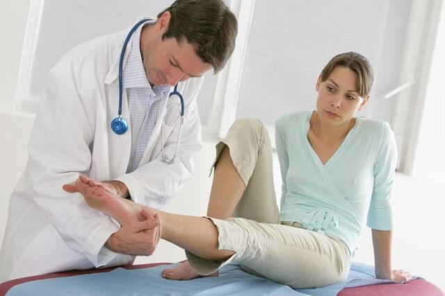Ako sumnjate na gljivicu na noktima nogu, trebali biste se pregledati kod liječnika. 
