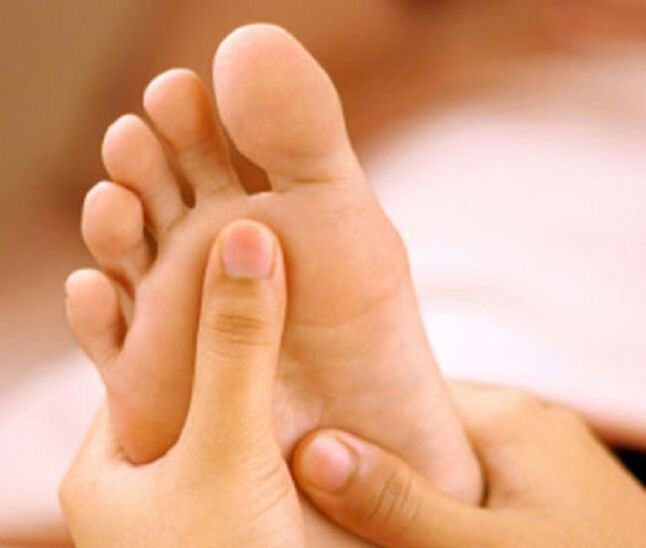 Gljivična infekcija prvenstveno se manifestira ljuštenjem kože na stopalima i svrbežom. 